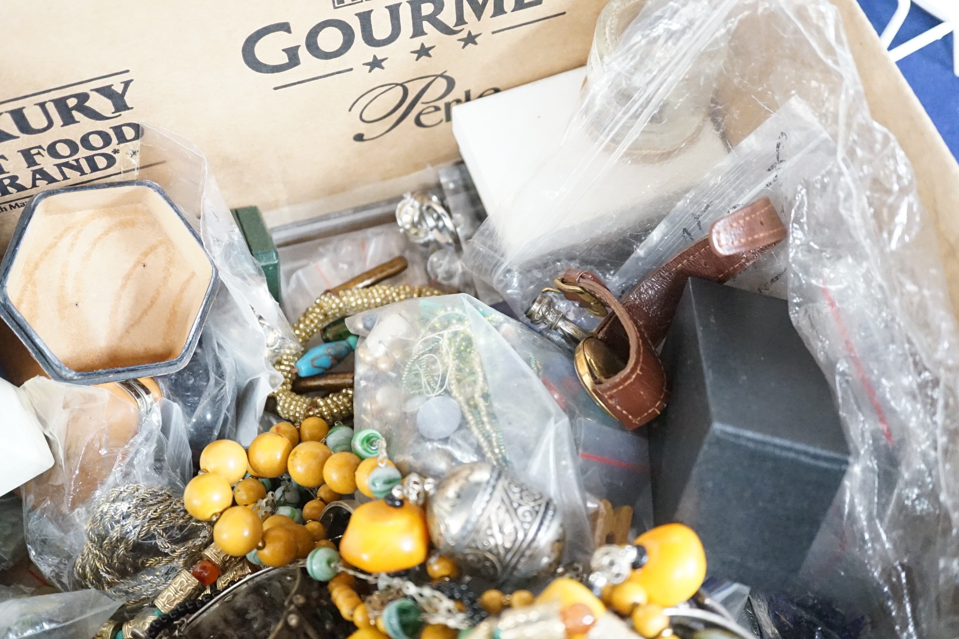 A quantity of assorted costume jewellery.
